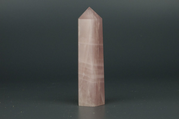Розовый кварц в виде пирамиды и кристалла