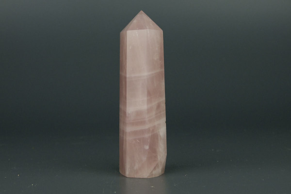 Розовый кварц в виде пирамиды и кристалла
