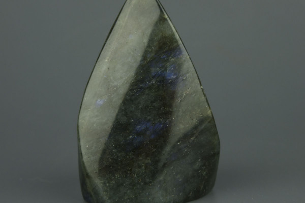 Кристалл из Лабрадора в виде пламени с синим перламутровым блеском