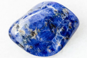 Камень содалит: его история, происхождение, состав, литотерапевтические свойства 
